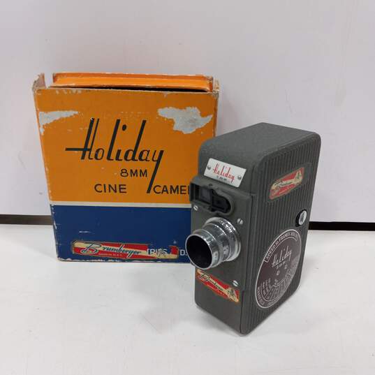 Holiday 8mm Cine Camera Model No. 1619C FI.9 image number 1
