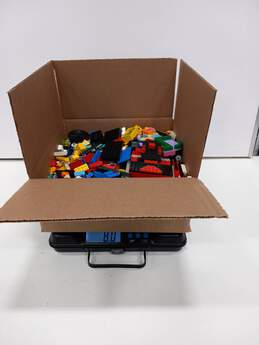 8lbs of Assorted Building Bricks & Pieces Mixed Lot alternative image