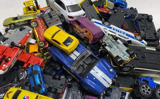 Lot of Assorted Die Cast Toy Cars image number 3