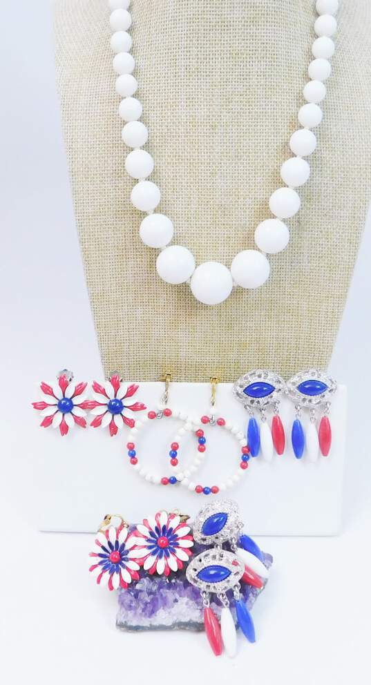 Vintage Emmons & Fashion Red White Blue Americana Clip-On Earrings & Graduated Beaded Necklace 108.0g image number 1