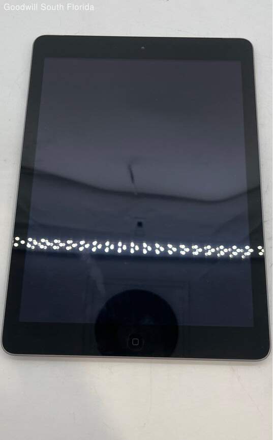 Functional Unlocked Apple Gray iPad Model A1475 Without Power Adapter Power On image number 1