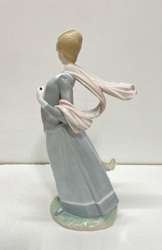 Lladro "lady with Shaw" 15 inch Tall Figure /Ceramic Sculpture Hand Made Spain image number 4