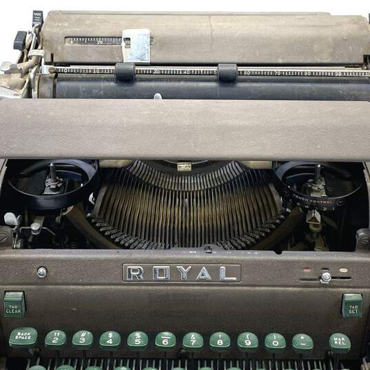 Royal Typewriter-SOLD AS IS, FOR PARTS OR REPAIR image number 4