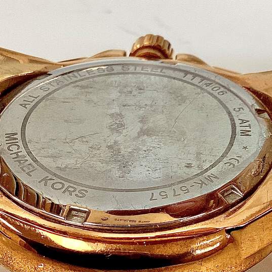 Designer Michael Kors Gold Tone Chain Strap Round Analog Dial Quartz Wristwatch image number 4