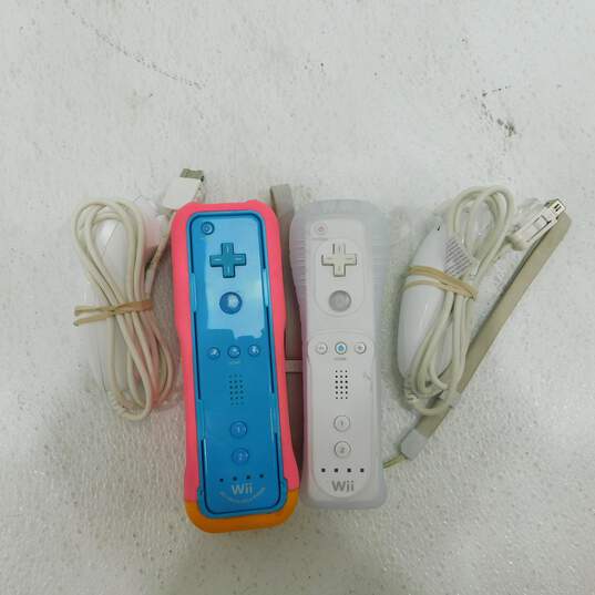 Nintendo Wii Console w/ Accessories and Super Smash Bros. Brawl image number 7