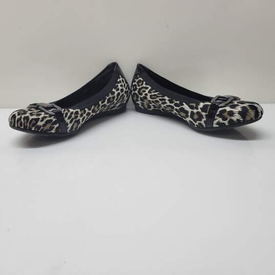 Munro Ivy II Leopard Print Fabric Flats Size 6.5 image number 3