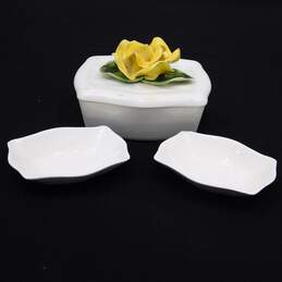 VNTG United Ceramics Brand White Ceramic Cigarette Holder and Ashtrays Set