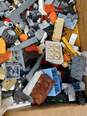 9.5lb Bulk of Assorted Lego Bricks, Pieces and Blocks image number 4