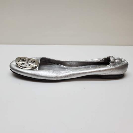 Tory Burch Women's Silver Leather Minnie Travel Ballet Flats Sz 8.5 image number 3