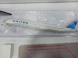 United Airlines Aircraft 1:150 Scale Model With Lights In Box alternative image