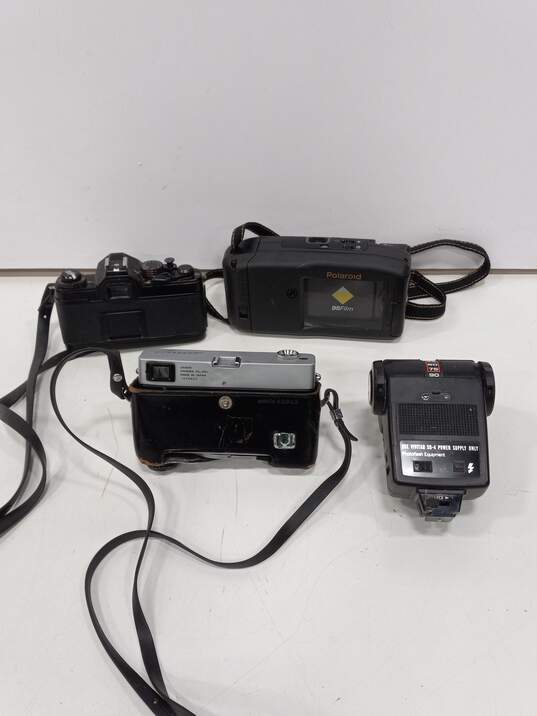 3pc Bundle of Assorted Vintage Film Cameras W/ Camera Flash image number 6