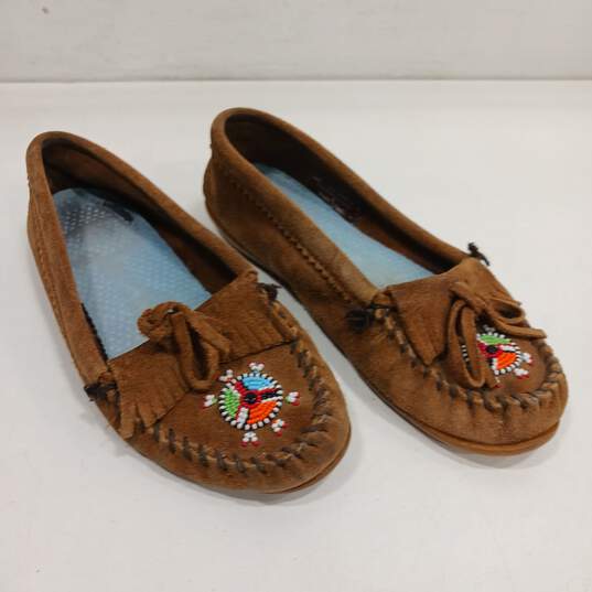 Women's Brown Minnetonka Moccasins Size 7.5 image number 1
