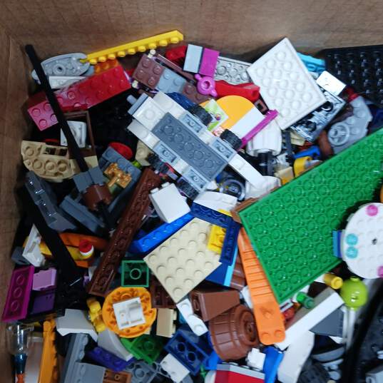 9lb Bundle of Assorted Building Pieces, Blocks and Bricks image number 2