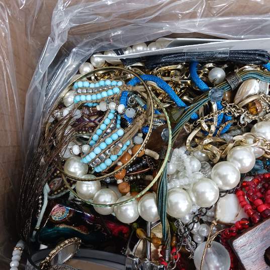 Buy the 10.8lbs of Assorted Bulk Costume Jewelry | GoodwillFinds