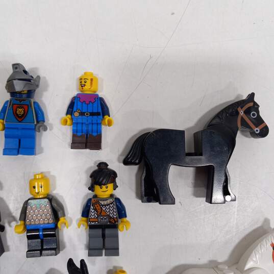 Bundle of 11 Lego Knight & 2 Horse Minifigures image number 4
