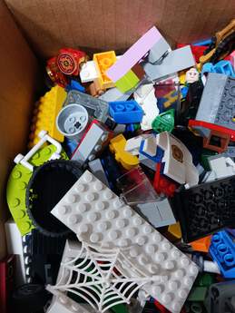 9 lbs of Assorted Lego Pieces alternative image