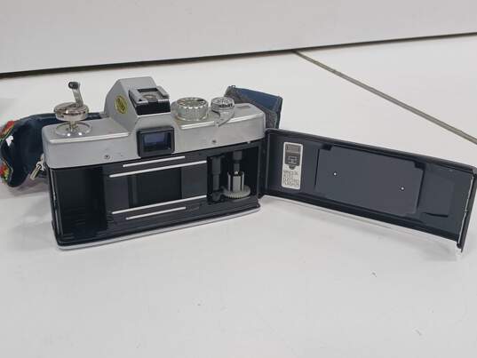 Minolta SRT201 SLR Film Camera w/ Accessories image number 2