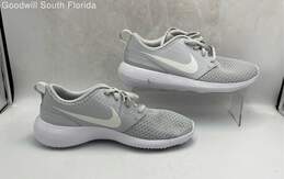 Nike Womens Gray White Sneaker Size 7 alternative image