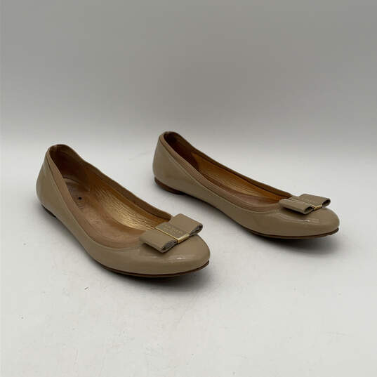 Womens Beige Leather Almond Toe Slip On Classic Ballet Flats Size 7.5 image number 5