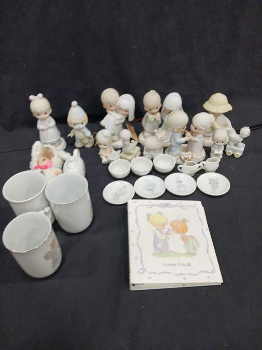 Lot of Precious Moments Figurines and Collectibles image number 1