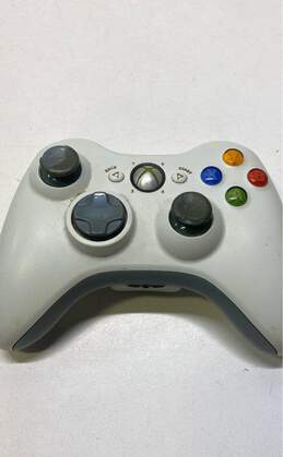 Microsoft Xbox 360 controllers - Lot of 2, White alternative image