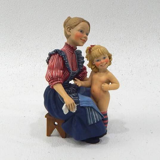 Candy Design Norway Carl Larsson Figurine 754825C Morning Wash Mother & Child image number 1