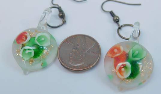 Artisan Silvertone Floral Dichroic Art Glass Pendant Orange Ribbon Necklace Matching Drop Earrings & Band Ring 40.8g image number 9