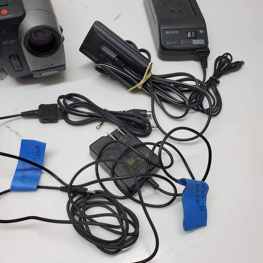 Sony Handycam Video 8 CCD-TRV21 NTSC Bundle with Bag and Accessories image number 4