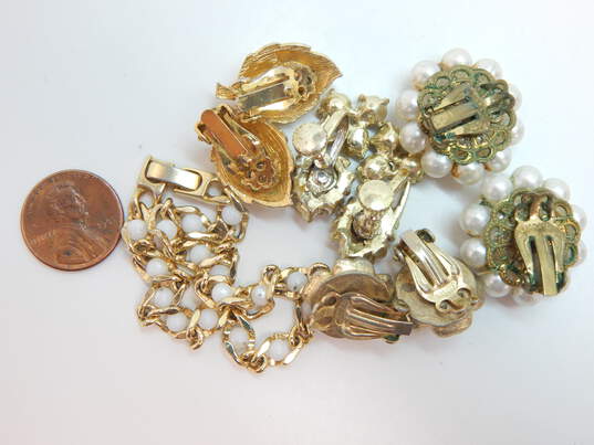 VNTG Mid Century Rhinestone & Faux Pearl Gold Tone Jewelry image number 2