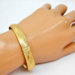 14K Yellow Gold Etched Slanted Stripes & Textured Omega Chain Bracelet 19.4g alternative image