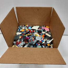 8.5lbs of Lego Pieces & Bricks