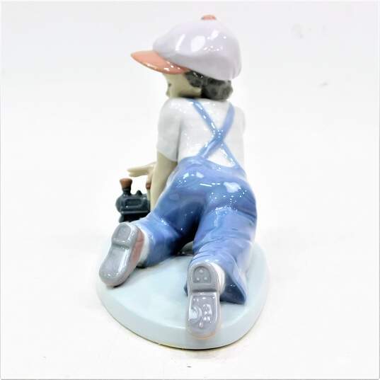 Lladro 7619 All Aboard Porcelain Figurine Boy With Train image number 4