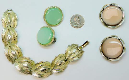 Vintage Lisner Gold Tone Ethereal Bracelet w/Brown & Green Lucite Clip Earrings 92.5g image number 5