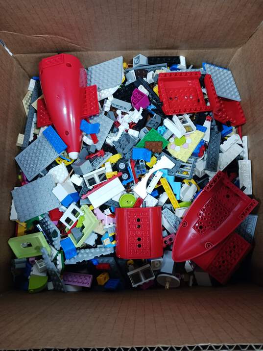 Lot of 7.5lbs of Assorted Building Blocks image number 1