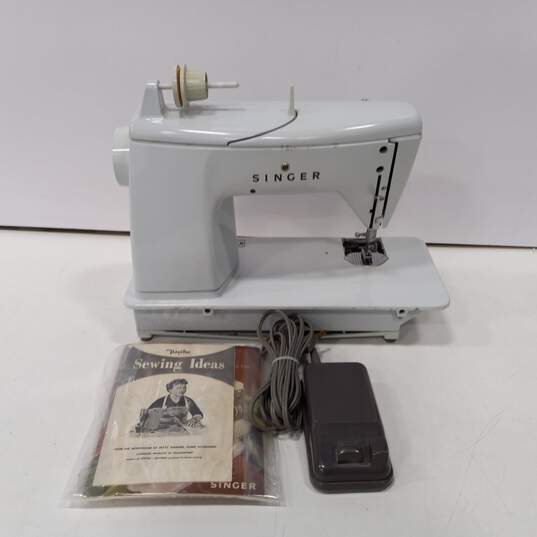 Vintage Singer 600E Touch & Sew Sewing Machine image number 1