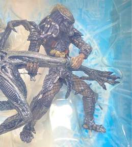 2005 McFarlane Toys Alien VS. Predator (Celtic Predator Throws Alien) Playset alternative image