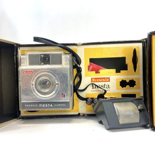 Lot of 2 Vintage Kodak Cameras image number 3