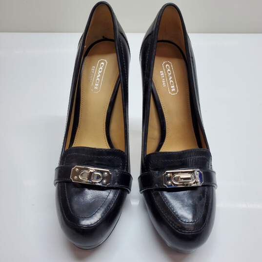 AUTHENTICATED WMNS COACH BLACK LEATHER TURNLOCK PUMPS SIZE 6 image number 4