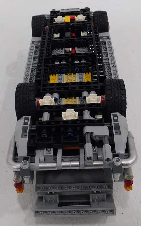 LEGO Creator James Bond 10262 James Bond Aston Martin DB5 Open Set image number 3