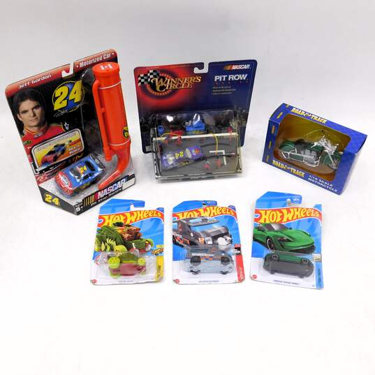 Lot of Die Cast Cars 2000s & Newer Hot Wheels Matchbox Maisto NASCAR Some Sealed image number 3