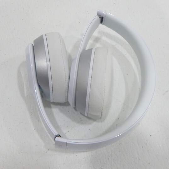 Beats by Dr. Dre Solo 2 Wired On-Ear Headphones B0518 White w/ Case image number 7