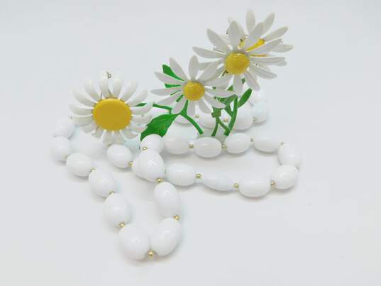 Vintage Yellow & White Mod Flower Brooches & Necklace 65.3g image number 1