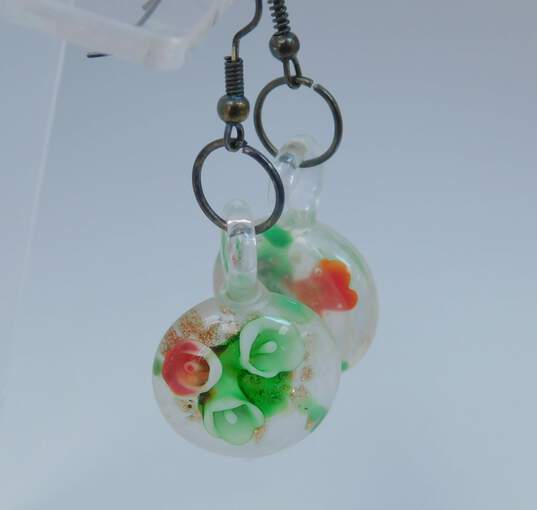 Artisan Silvertone Floral Dichroic Art Glass Pendant Orange Ribbon Necklace Matching Drop Earrings & Band Ring 40.8g image number 7