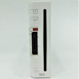 Nintendo Wii With 1 Controller and 2 Games alternative image