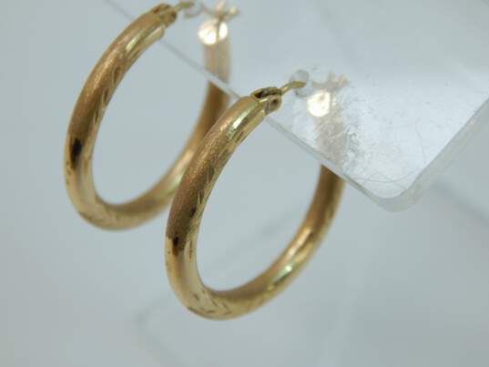 14K Yellow Gold Brushed & Etched Hoop Earrings 1.8g image number 3