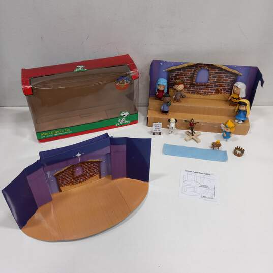 Peanuts 9 piece Mini Figure Set Nativity Christmas Play w/ Fold Out Stage-IOB image number 1