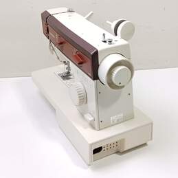 Vintage Singer 5528 Zig Zag Sewing Machine alternative image