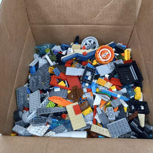 7.5lb Bulk of Assorted Lego Building Blocks, Pieces and Bricks image number 1