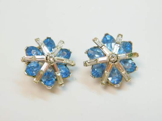 VTG Crown Trifari Silver Tone Blue & Clear Rhinestone Flower Clip Earrings 16.8 image number 2