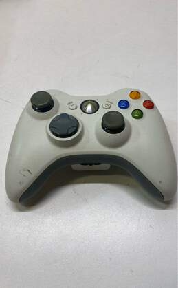 Microsoft Xbox 360 controllers - Lot of 2, white alternative image
